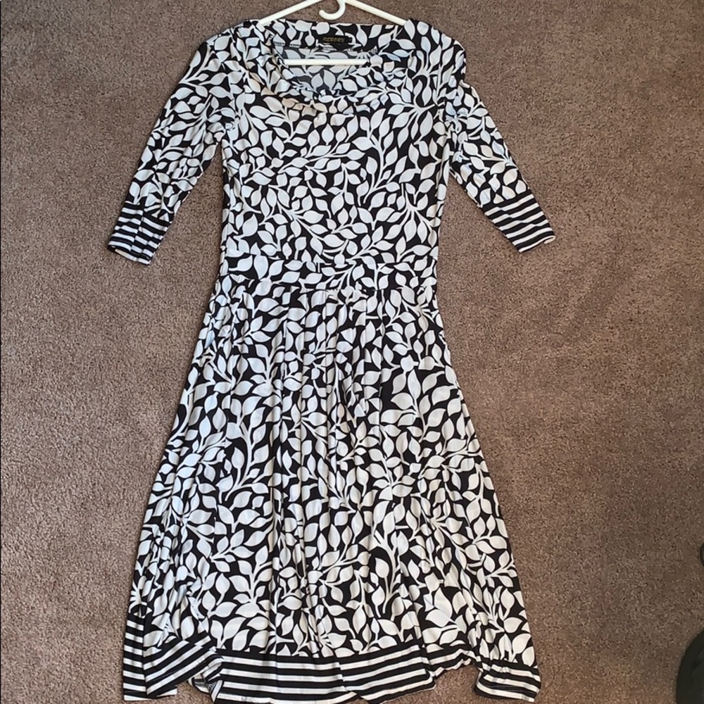 Black and white cowlick 3/4 sleeve dress size SM